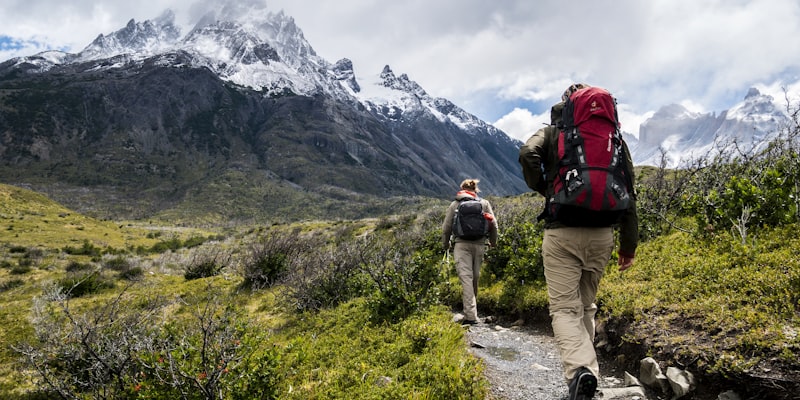 登山运动员在雪山之巅挥舞旗帜的壮丽场景